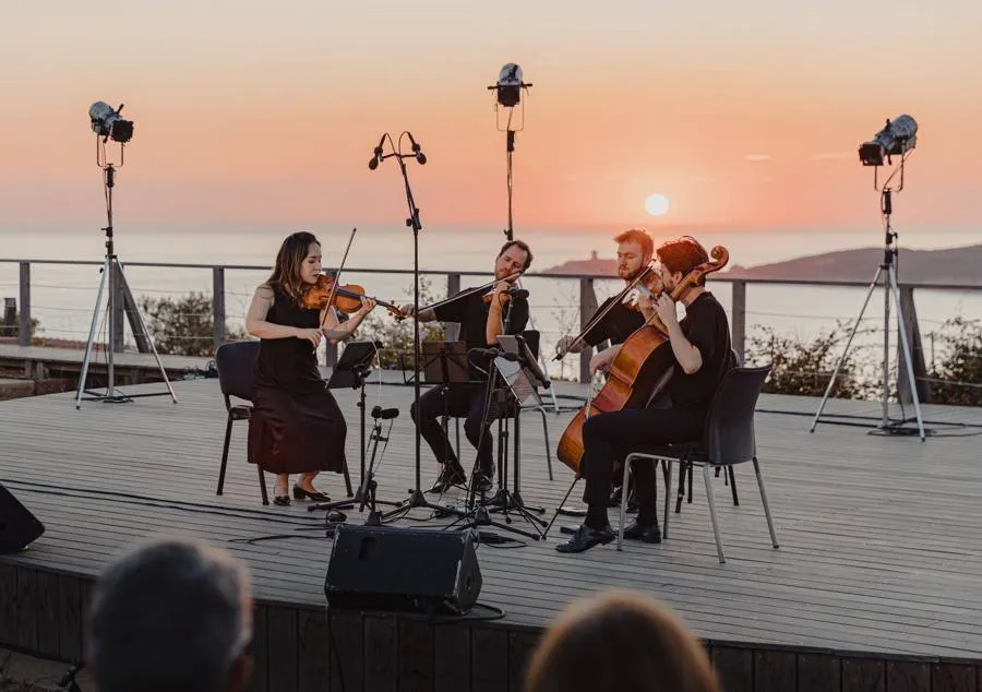 Quatuor à cordes en plein air au coucher du soleil, face à la mer